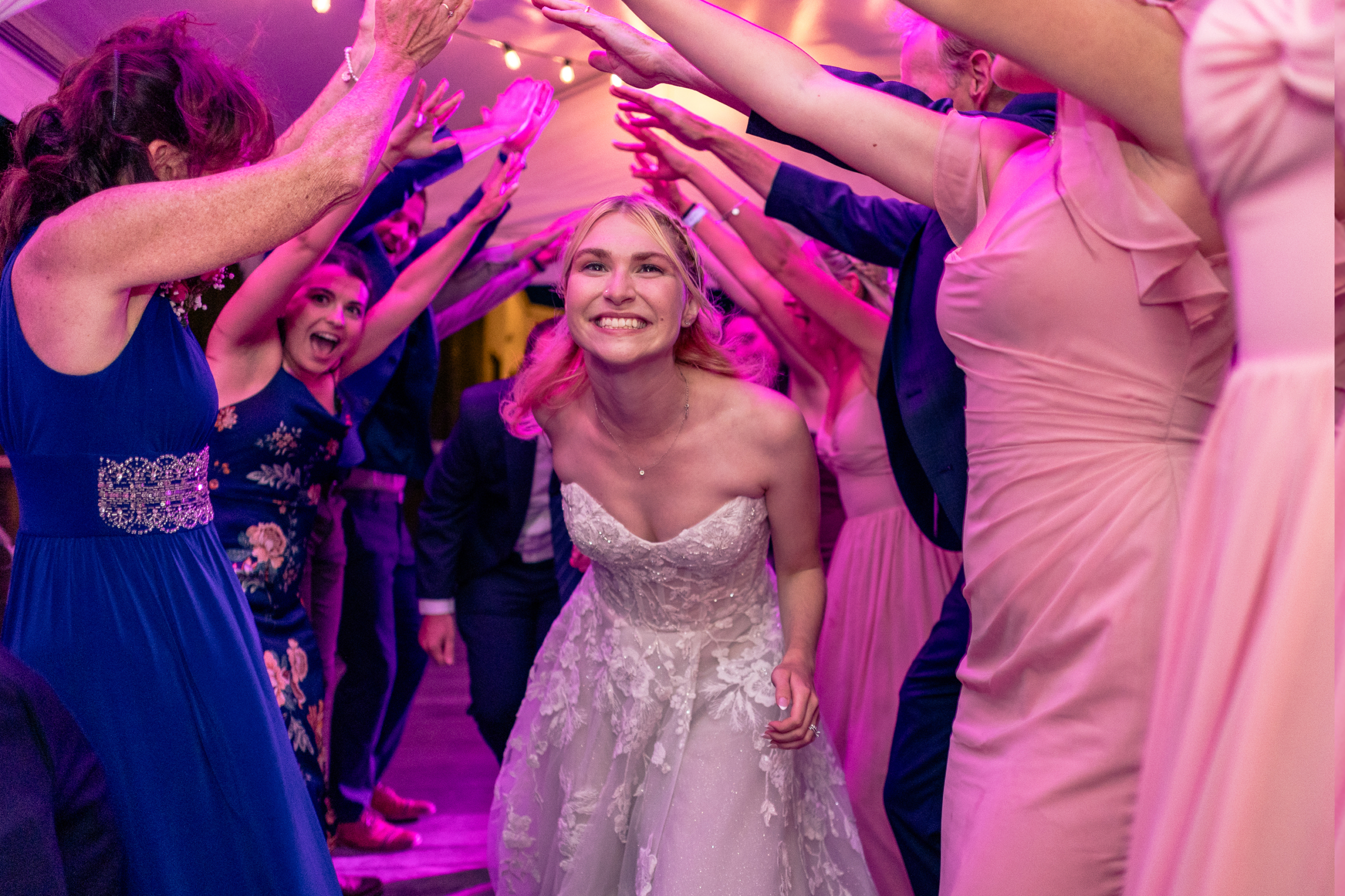 candid and carefree natural wedding photos