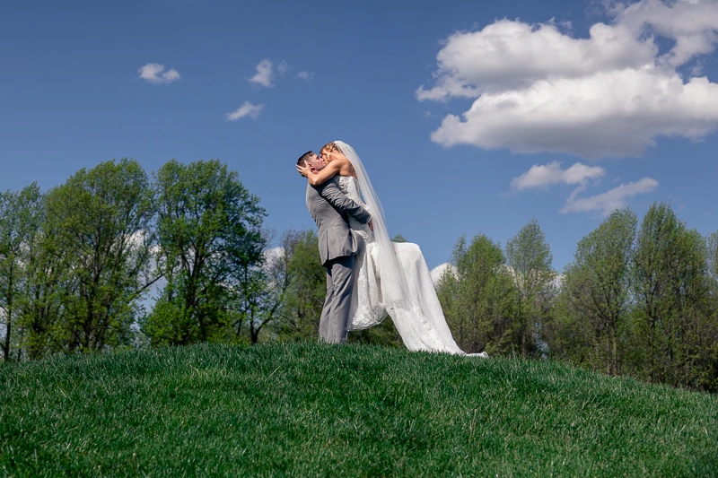 Penn Oaks Golf Club wedding photos - Newlyweds kissing