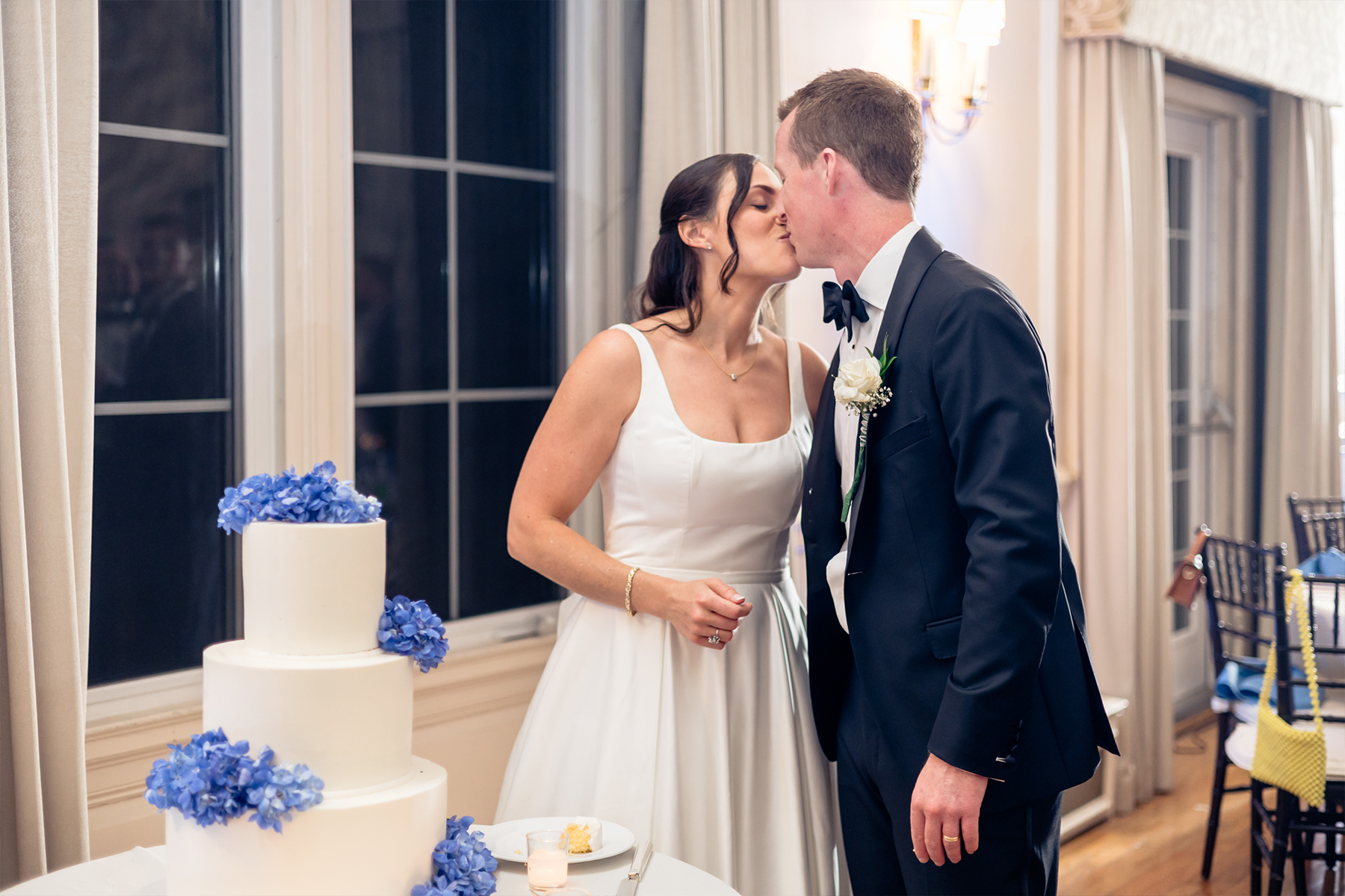 classic and traditional cake cutting